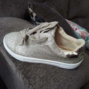 Girls Gold sneaker sz 6
